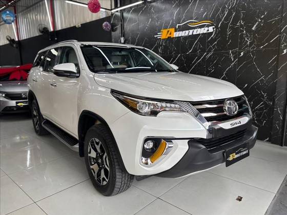 TOYOTA HILUX SW4 2.8 SRX DIAMOND 4X4 7 LUGARES 16V TURBO INTERCOOLER DIESEL 4P AUTOMÁTICO